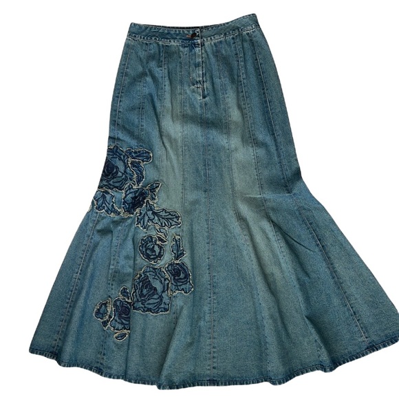 Newport News Dresses & Skirts - Newport News Jeanology Collection retro appliquéd denim trumpet skirt Sz 6
